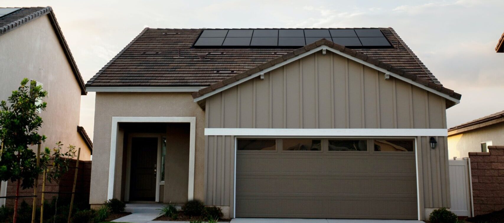 Casa Com Paineis Solares - O Que Levar Em Consideração Ao Investir Em Energia Solar?