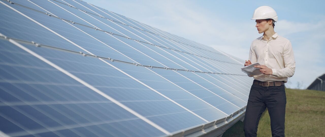 Homem Olhando Paineis Solares - O que é necessário para investir em uma franquia de energia solar?