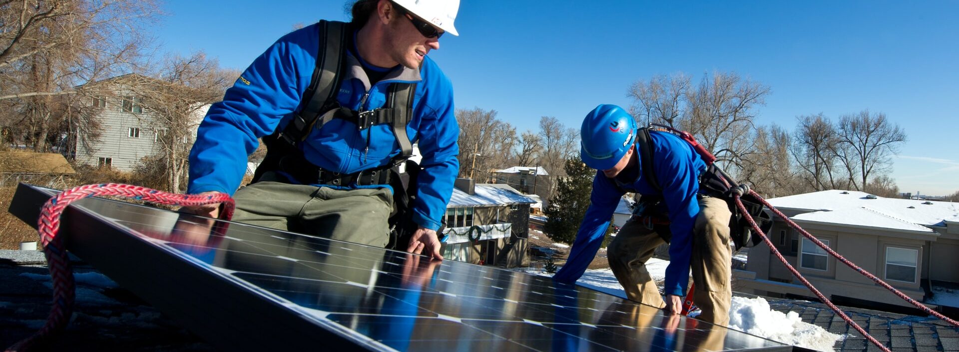 Instalando Painel Solar - Franquia de energia solar: 8 coisas que você precisa saber sobre esse investimento