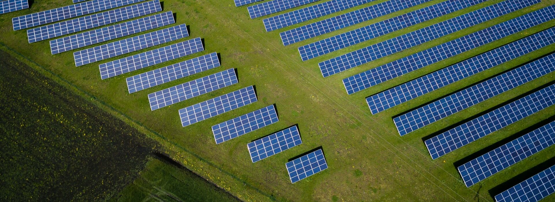 campo com placas solares - O que é Energia Fotovoltaica e como isso vai fazer a sua empresa lucrar mais