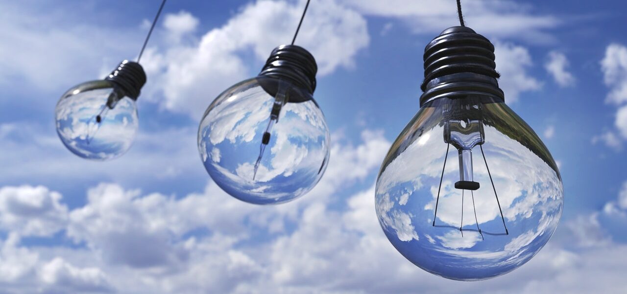 três lampadas - Como Economizar Energia Elétrica? Dicas práticas e úteis para economizar energia