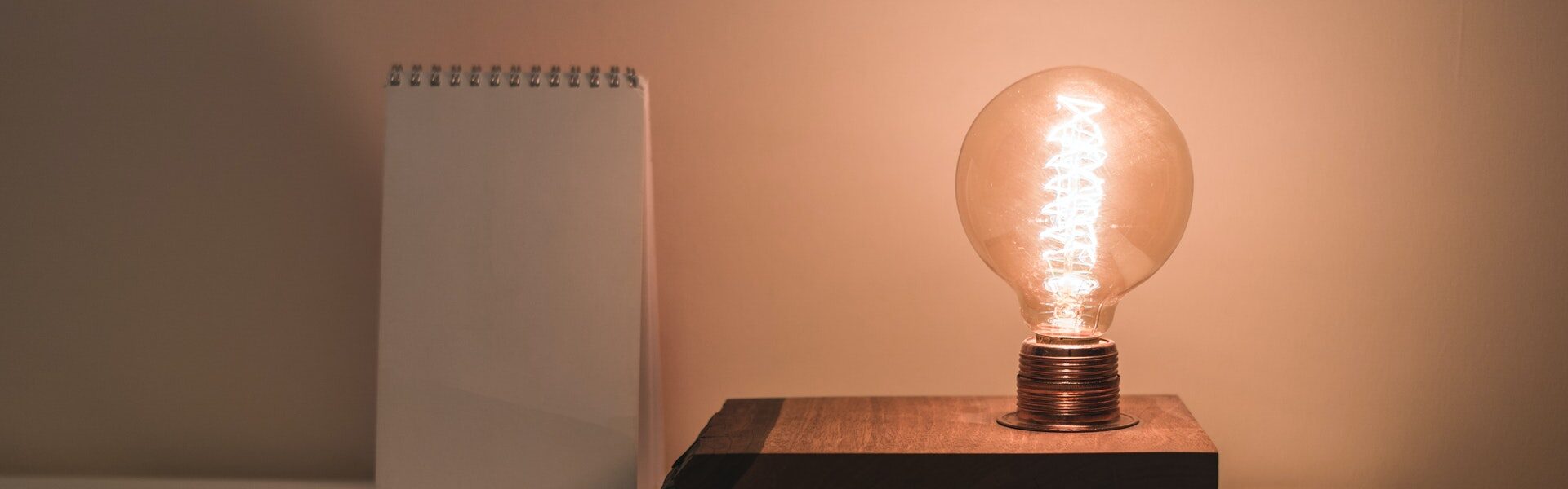 lampada acessa - 10 Erros que você deve estar cometendo para não economizar na conta de luz