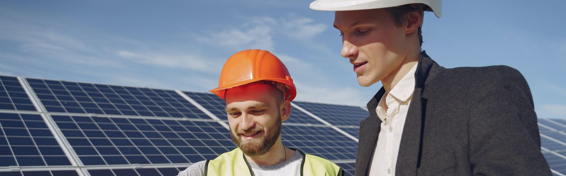 energia solar empresas - trabalhadores placas solares - Como ficar livre dos aumentos na conta de luz com energia solar?