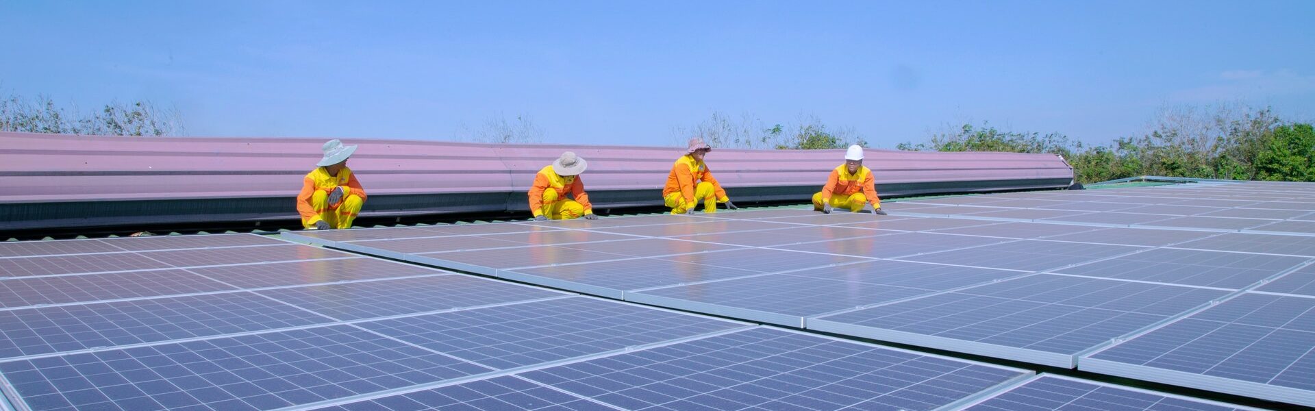 obra placa solar - Mercado de energia solar no Brasil: tudo o que você precisa saber