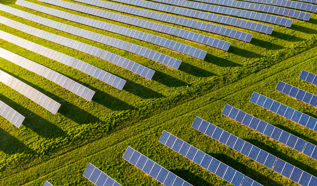 Quais são as vantagens em usar energia solar no agronegócio?