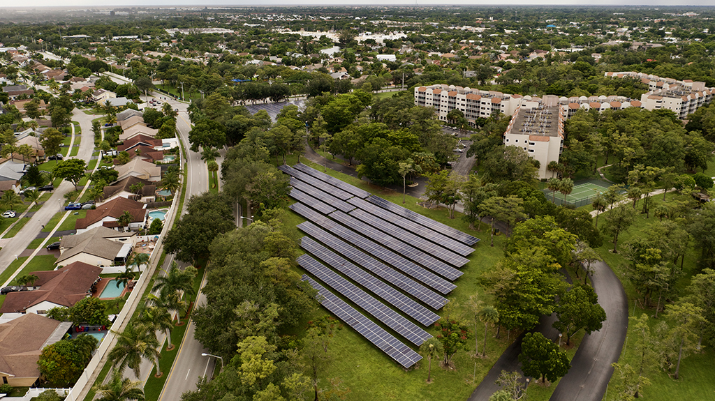 Vista aérea de painéis solares em centro urbano