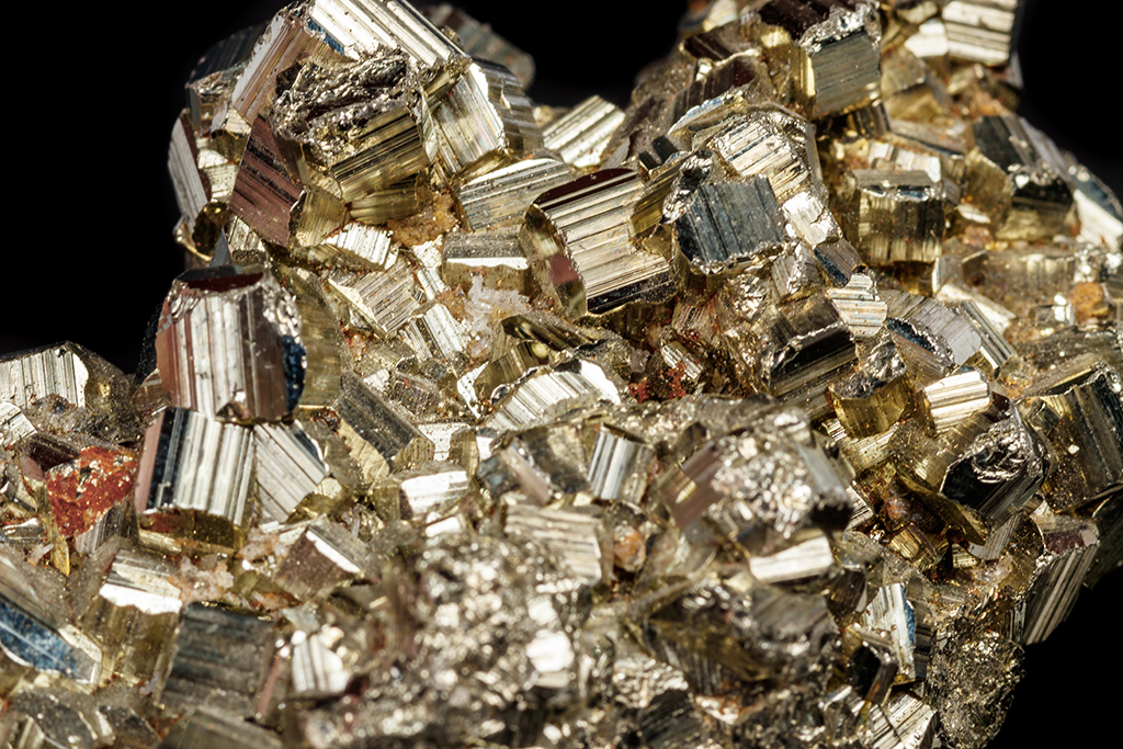 A perovskita é um mineral com uma estrutura cristalina única que permite alta eficiência na conversão de luz em eletricidade. 