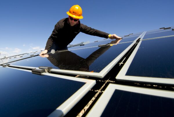 Instalando Painel Solar - Franquia de energia solar: 8 coisas que você precisa saber sobre esse investimento