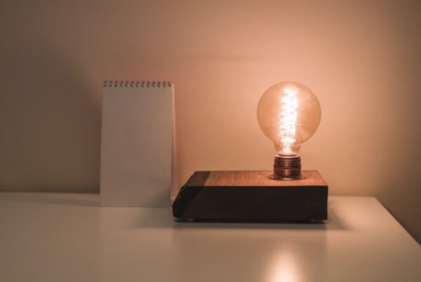 lampada acessa - 10 Erros que você deve estar cometendo para não economizar na conta de luz