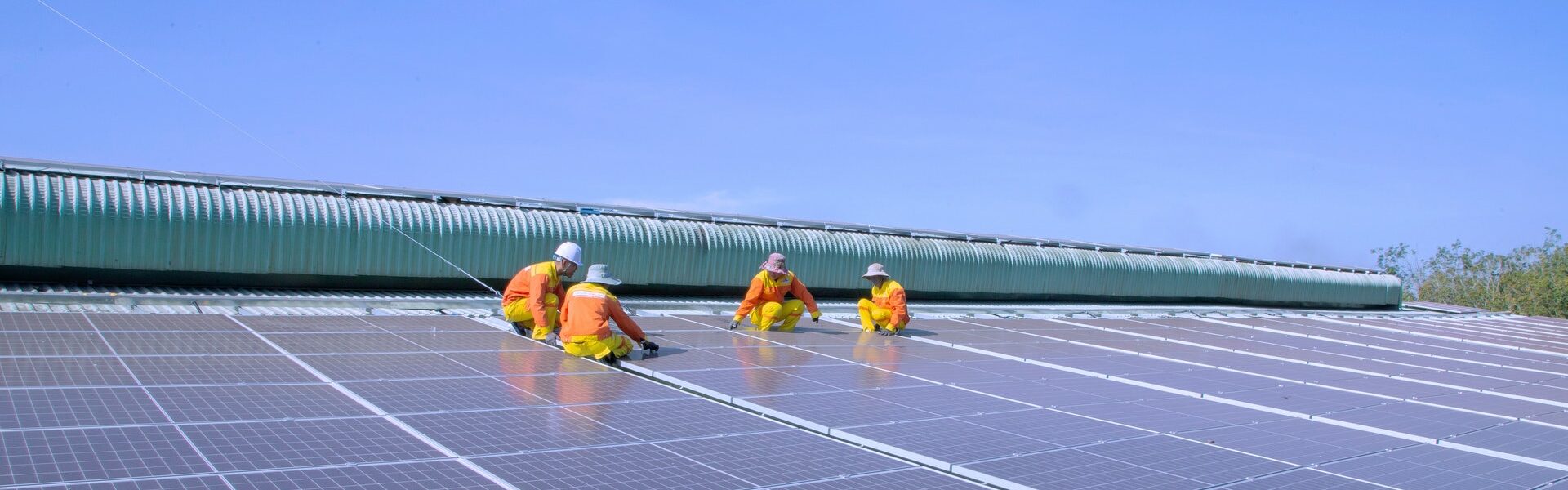 trabalhadores placas solares - Como ficar livre dos aumentos na conta de luz com energia solar?
