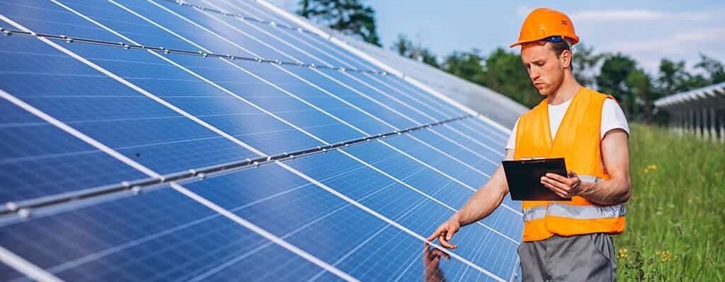 pessoa instalando painel solar - Qual a diferença entre Painéis Solares e Fotovoltaicos?